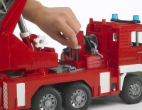 Bruder MAN TGA Feuerwehr mit Drehleiter, Wasserpumpe, Light 